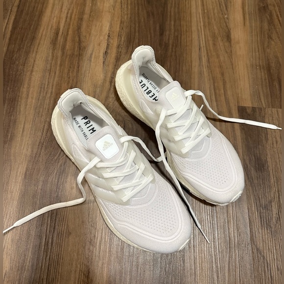 LIKE NEW - Triple White 2021 Adidas Women’s UltraBoost sz 9 - Picture 2 of 3